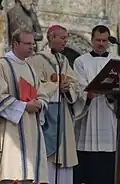 Fotografie mit dem Bischof (Mitte)