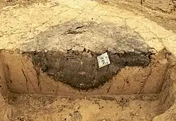 Schnitt durch eine kreisförmige Abfallgrube