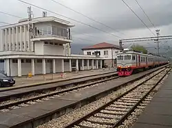 Bahnhof Bar mit Nahverkehrstriebwagen