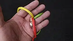 Dreikardeeliges Seil. Zuerst wird ein Wandknoten geknüpft.