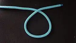 Man legt mit dem losen Ende ein Auge in Uhrzeigerrichtung