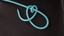 Mit dem losen Ende wird ein Stopperstek um das feste Ende geknüpft, das heißt man macht zuerst zwei Törns um das feste Ende.