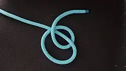 Danach einen Törn um das feste Ende