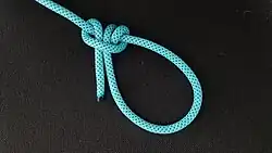 Wird der letzte Halbe Schlag beim Topsegelschotstek entgegengesetzt gebunden, verdreht sich der Stek nicht. „Topsegelschotstek mit dem letzten halben Schlag entgegengesetzt gebunden“ (ABOK #1857).