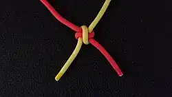 Rückseite des Freundschaftsknotens. Wird auch Chinesischer Kreuzknoten genannt.