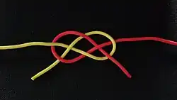 Trossenknoten (#1428)[4] Der Trossenknoten kann für einen dekorativen Zweck flach gebunden werden. Hier liegen die beiden Enden auf derselben Seite des Knotens. Dies ist weniger fest und sicher, als wenn der Knoten die Enden diagonal gegenüber hat. Dieser Knoten kann auch nur mit einem Seil gebunden werden. Dann heißt er in der chinesischen Knotentechnik Doppelter Münzknoten.