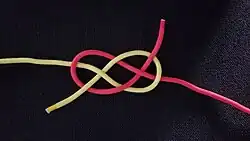 Ähnliche Eigenschaften hat der Trossenstek, der somit auch das gleiche Anwendungsgebiet hat. Bei dicken Trossen ist er etwas leichter zu knüpfen, dafür auch etwas schwerer zu lösen.