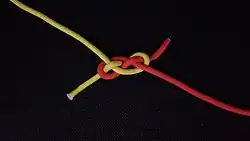 Der Trossenstek ist fertig. Wichtig ist, dass die Verbindungsenden jeweils über und unter verlaufen.