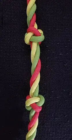 Vergleich von Fußpferdknoten (unten) und Diamantknoten (oben). Vom Aufbau her ist der Fußpferdknoten derselbe wie der Diamantknoten, aber er ist gegenläufig. Die Führung ist kompakter auf dem Ende, der Knoten gibt ein besseres Bild auf dem Fußpferd als der Diamantknoten und er nutzt sich weniger ab, weil der Aufbau glatter ist.