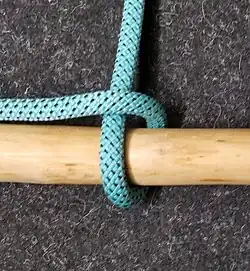 Auch ein „Halber Schlag um eine Stange“ . Würde man die innenliegende Stange aus dem Halben Schlag herausziehen, erhielte man ein Auge.