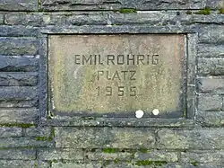 Gedenkplatte mit Inschrift: Emil Röhrig Platz 1955