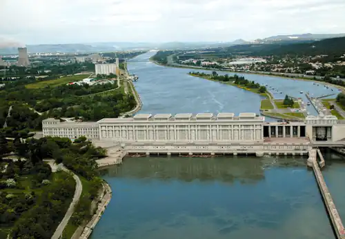 Wasserkraftwerk Donzère-Mondragon, rechts Canal de Donzère-Mondragon, hinten links Kernkraftwerk Tricastin