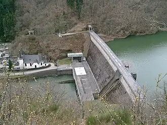 Unterbecken: Die Staumauer staut die Our auf