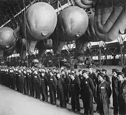Ballons im Hangar (um 1942)