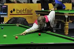 Hawkins hält das Queue für einen normalen Stoß in der linken Hand