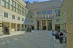 Innenhof des Museums mit Neonleuchten von Dan Flavin