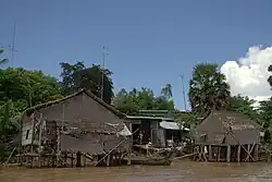 Pfahlbauten am Ufer des Bassac