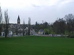 Ortsansicht, rechts der Eingang zum Schlossgrundstück