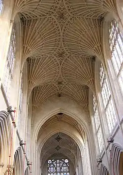 Perpendicular Style: Fächergewölbe und Fenster der Abteikirche von Bath