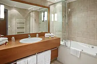 Spiegel mit inte­grier­ten Wand­leuchten