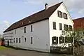 Älteres Bauernhaus mitten im Dorf