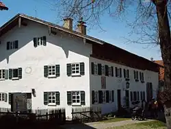 Bauernhaus mit unverputztem Kniestock in Fuchstal (Oberbayern)