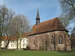 Schlosskapelle mit Schloss im Hintergrund