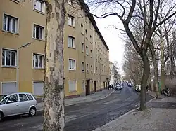 Baumeisterstraße entlang der Wannseebahn