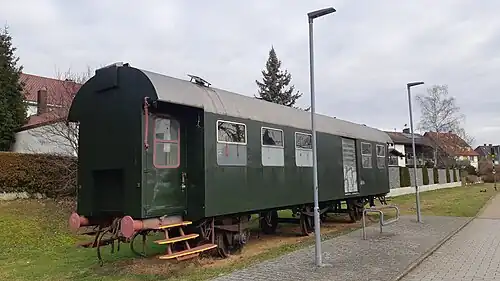 Bauzugwaggon B3Y im Bahnhof als Denkmal