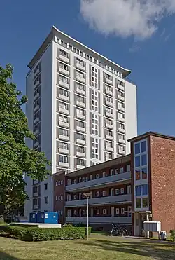 1953/1954 errichtetes Wohnhochhaus am Habichtsplatz in Barmbek-Nord, Architekt: Richard Knerlich (Neue Heimat)[59]