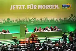 Slogan von Bündnis 90/Die Grünen gesetzt in der Schriftart Benton Sans. Bild stammt von der Bundesdelegiertenkonferenz 2007.