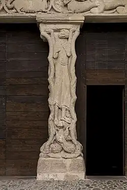 Atlant am Trumeaupfeiler des Portals der Abteikirche St. Pierre in Beaulieu-sur-Dordogne (12./13. Jahrhundert)