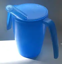 Becher mit Schnabelaufsatz und Henkeln