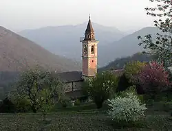 Blick vom Abhang des Bedeia auf den Kirchturm.