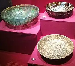 Römische Glasschalen, hinten zwei Rippenschalen, vorne eine Schale aus Millefioriglas