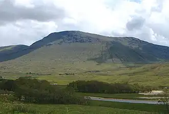 Der Beinn Achaladair vom nordwestlich gelegenen Loch Tulla aus gesehen
