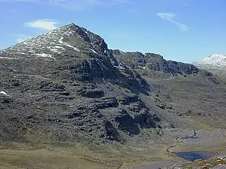 Der Beinn Tarsuinn aus der Scharte zwischen Mullach Coire Mhic Fhearchair und Meall Garbh gesehen.