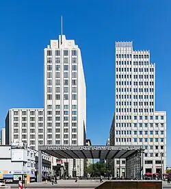 Nördlicher Eingang des Tunnelbahnhofs, dahinter links Beisheim-Center, rechts Delbrück-Hochhaus jetzt P5