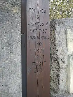 Inschrift „Mon Dieu si je vous ai offensé pardonnez moi“; Herr, wenn ich Dich beleidigt habe, vergib mir