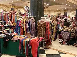 Bauchtanzkostüme und Accessoires auf einer Messe.