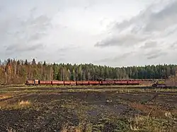 ТU6А-1816 mit Torfloren beim Verladen von Torf