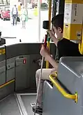 Benützen des für Sehbehinderte reservierten Sitzplatzes im BVG-Bus.