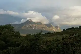 Nordseite des Ben Loyal, aufgenommen südlich von Tongue 1 1 Nur die vorderen drei Gipfel gehören zum Ben Loyal; sein vierter wird vom mittleren Gipfel südlich verdeckt.