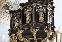 Kanzelkorb mit Christus, links der Evangelist Markus und rechts Lukas mit Stier