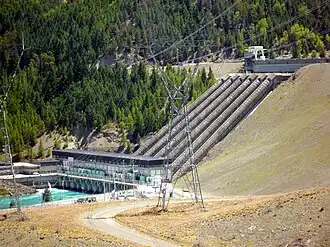 Benmore Hydro Station mit Teil des Staudamms