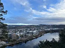 Foto einer an einem Fluss gelegenen Stadt