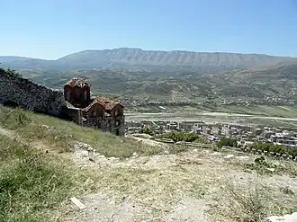 Die Ostflanke des Berges von Berat gesehen