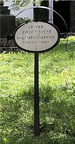 Hinweis auf ersten Friedhof Berchtesgadens
