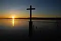 Holzkreuz im flachen Uferwasser bei Berg zur Erinnerung an den Tod von König Ludwig II.