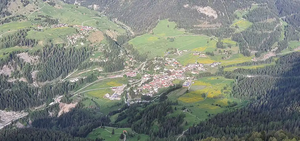 Blick vom Chavagliet nach Bergün/Bravuogn und Latsch (oben links)